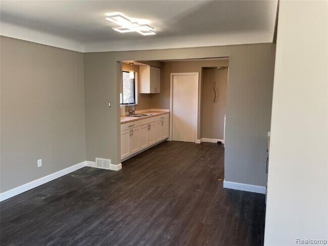 Building Photo - 30076 Orchard Lake Rd