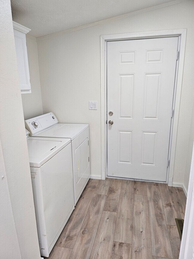 Building Photo - ALL PROSPECTIVE TENANTS MUST SUBMIT A $58 ...