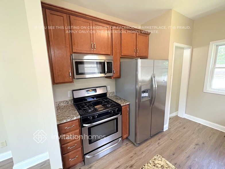 Building Photo - 1024 25th Ave SE