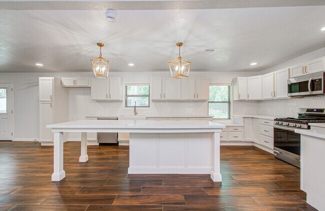 Building Photo - 6930 S Oak Bend Dr