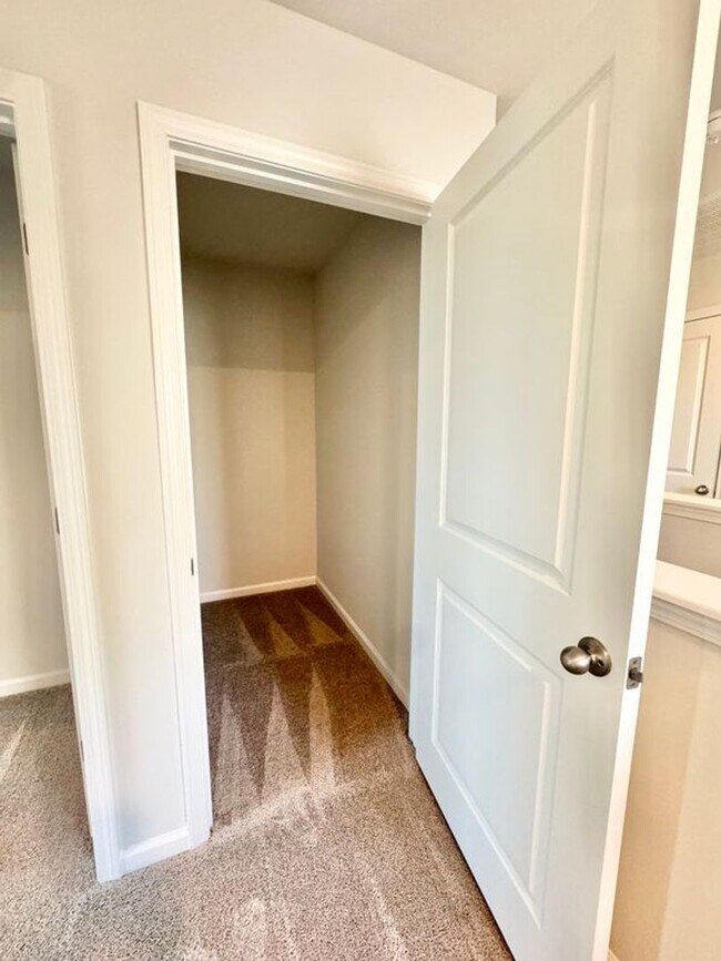 Building Photo - **$1000 off first months rent with acceptable credit and application**Available NOW!! 4 bedroom 2...