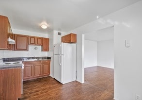 2x1 kitchen Equiped - Canterbury Palms Apartments