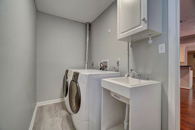 Building Photo - Fabulous 4-Bedroom Great Neck Home Ready 0...
