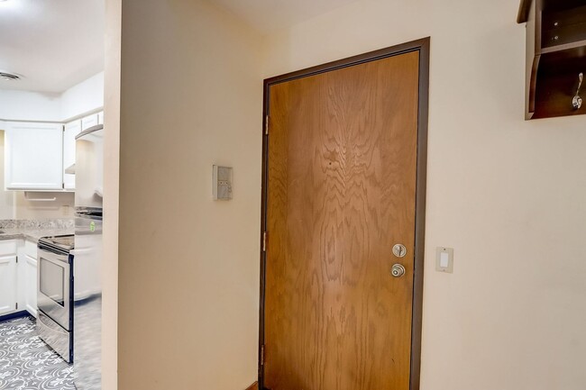 Building Photo - Charming 2-Bedroom Condo Near Campus - Ava...