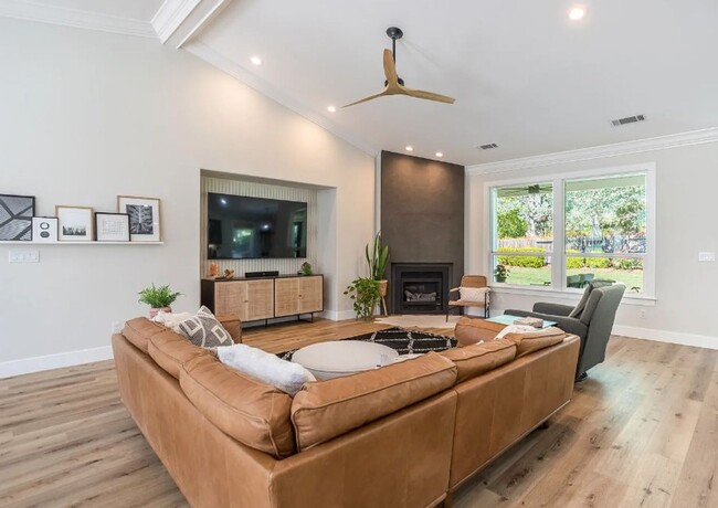 Building Photo - Beautiful Custom East Redding Home with a ...