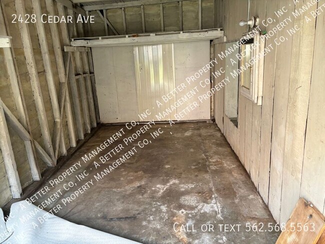 Building Photo - Large Upper Duplex w/Dining Room, DW, HUGE...