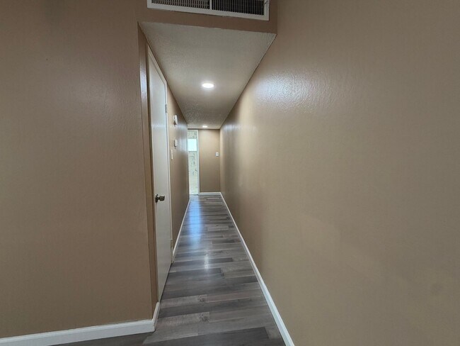 Building Photo - 5725 Woodleigh Dr