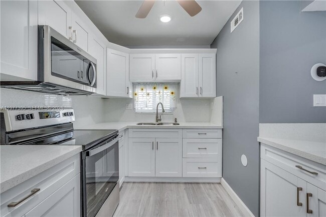 Building Photo - 681 S Hollybrook Dr