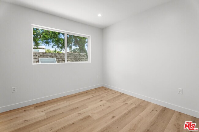 Building Photo - 2154 Patricia Ave