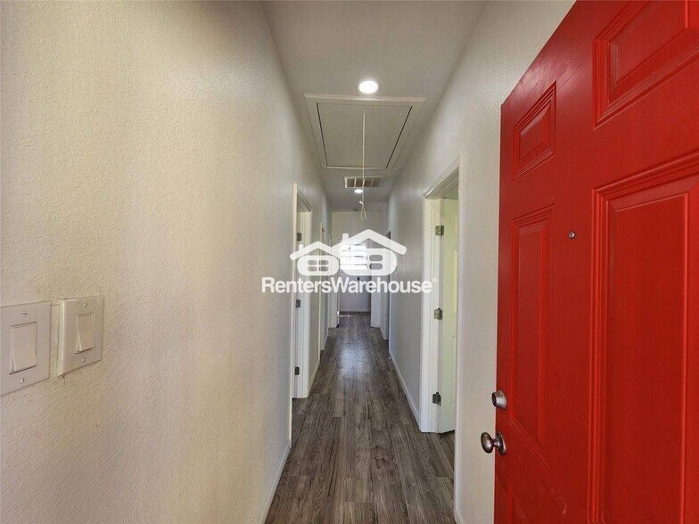 Building Photo - 2706 1/2 Berry St