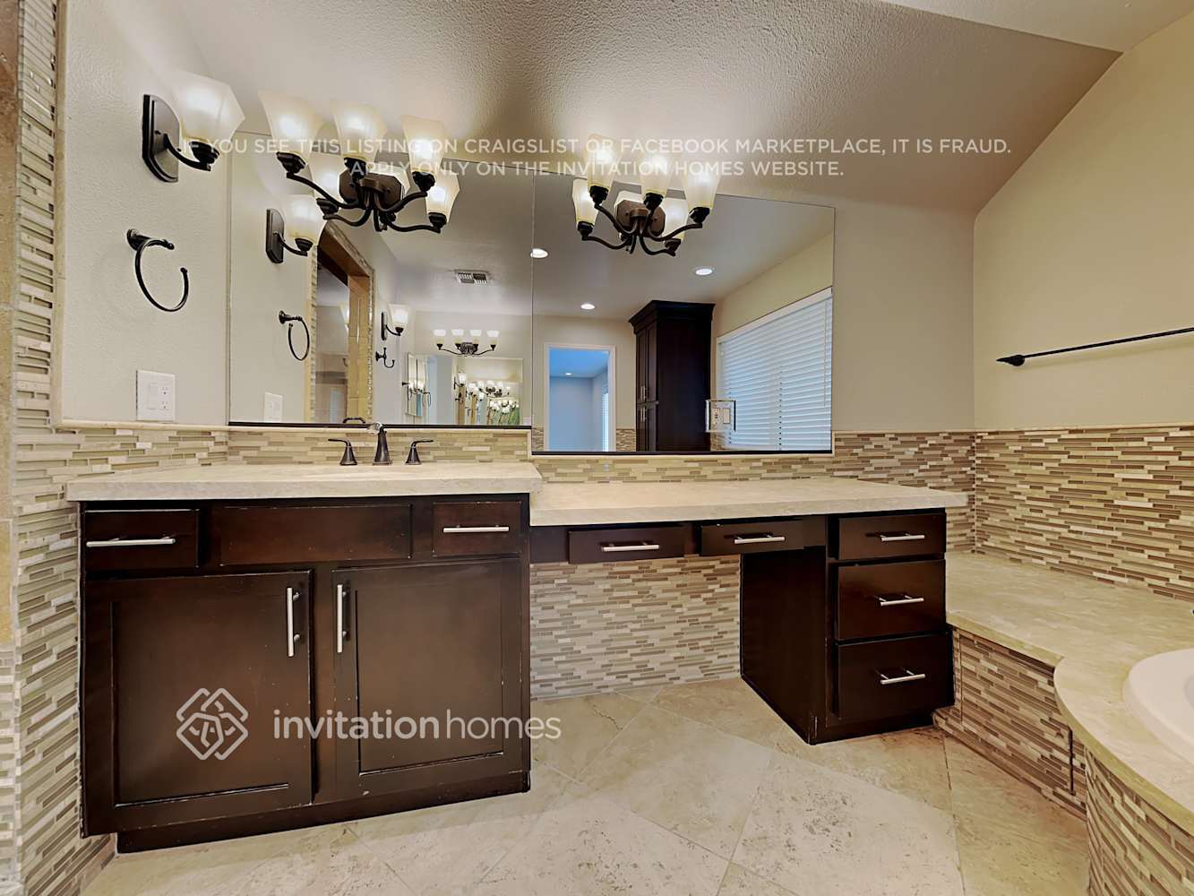 Building Photo - 8460 Del Vista Ct
