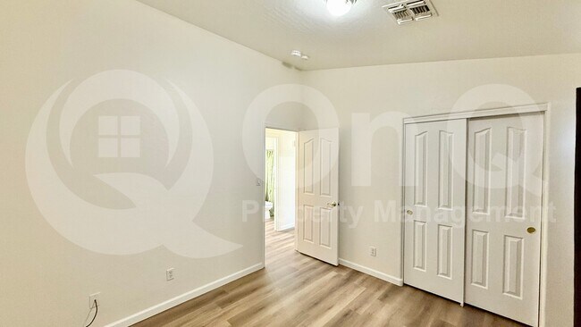 Building Photo - 417 E Cantebria Dr