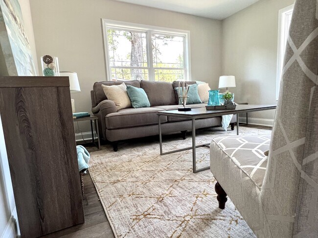 Primary Photo - 634 Laundry St