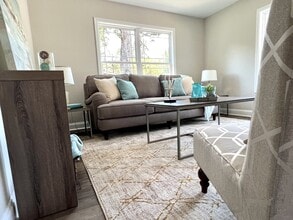 Building Photo - 634 Laundry St