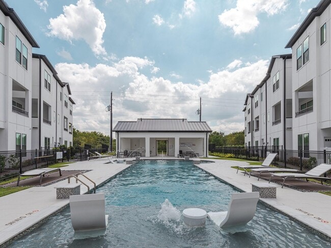 Building Photo - 2804 Grand Fountains Dr