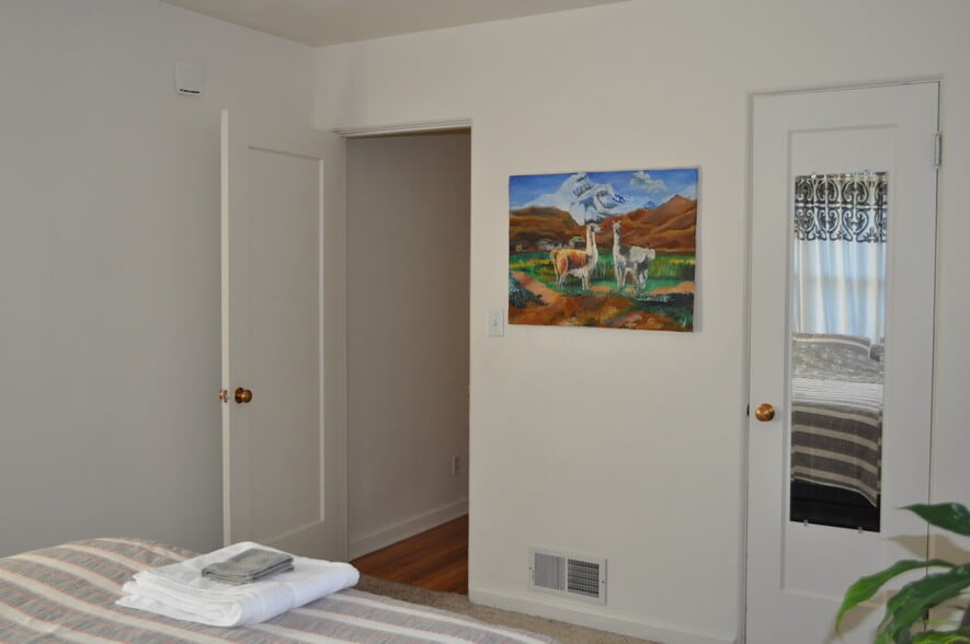 Building Photo - 901 Country Club Ave