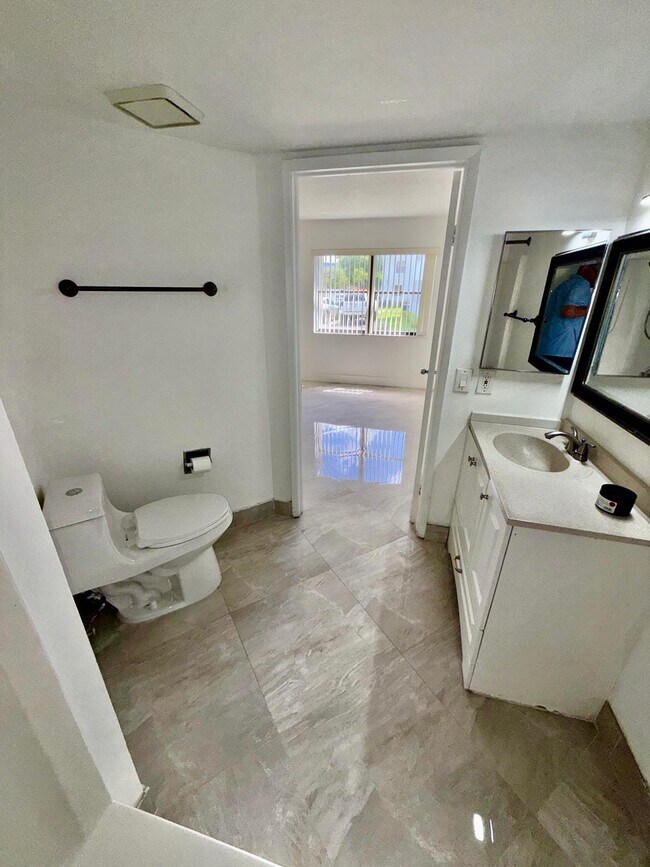 Building Photo - 9405 Fontainebleau Blvd