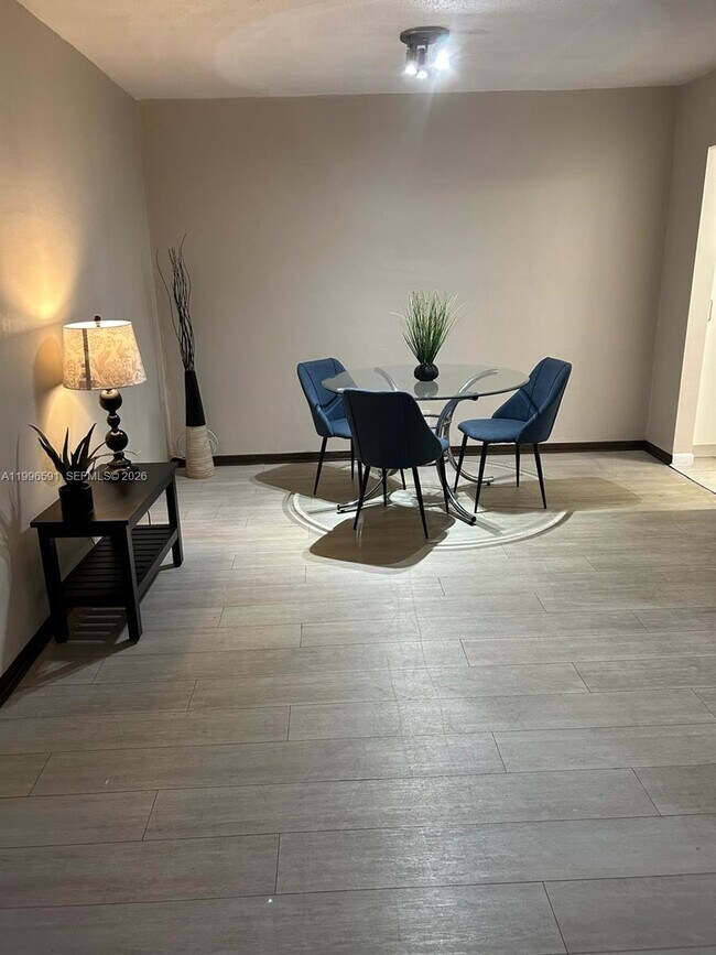 Building Photo - 541 Blue Heron Dr