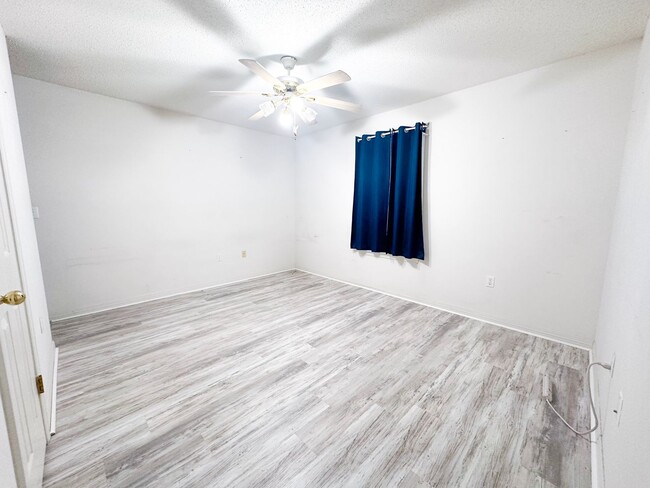 Building Photo - No HOA 3 bedroom home with whole house generator!