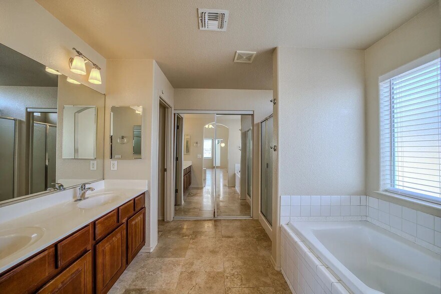 Building Photo - 1009 Heritage Dr