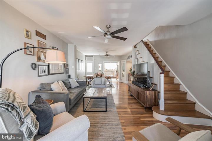 Entry / Living - 657 Gerhard St