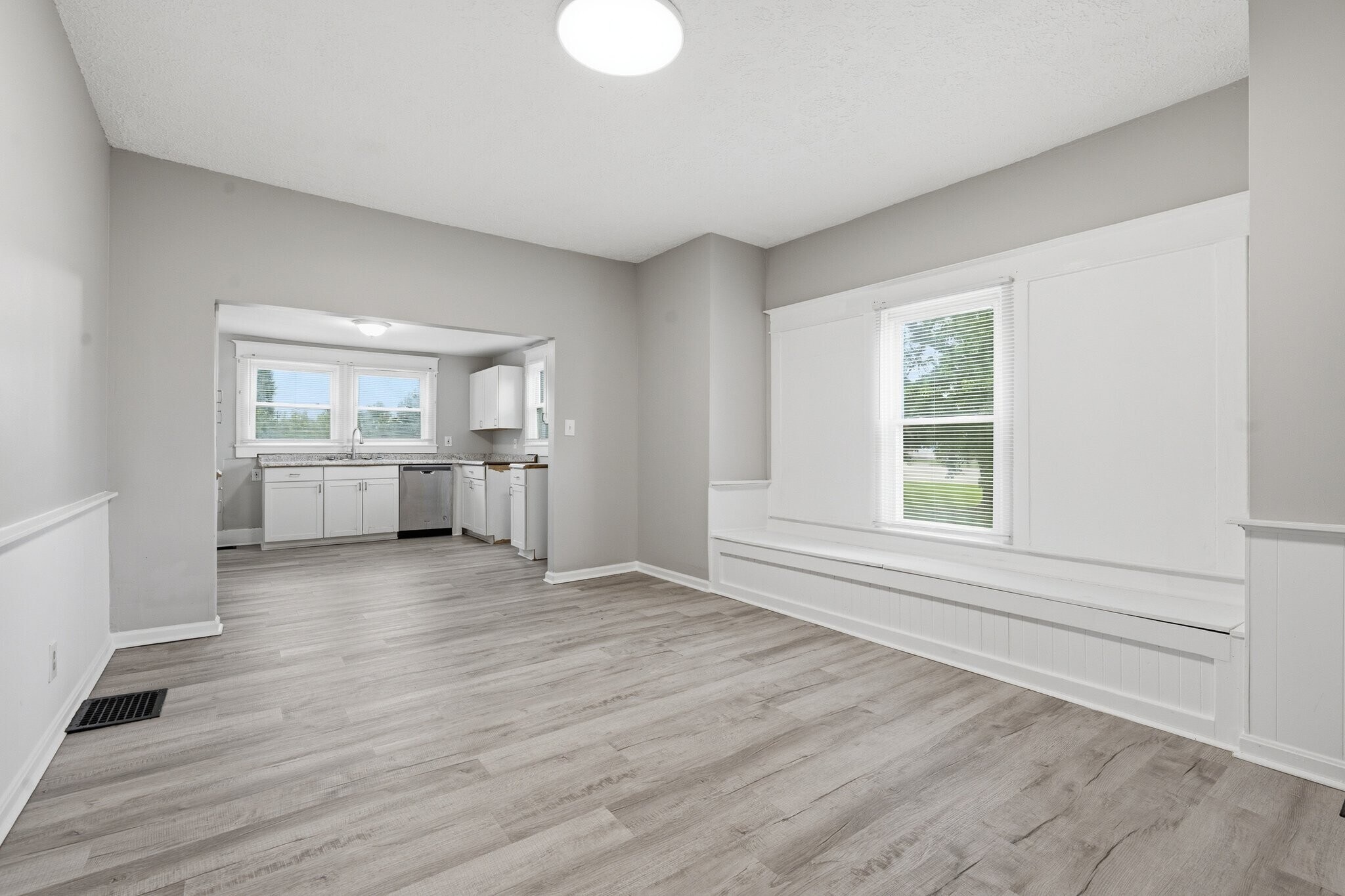 Building Photo - 3204 S Crums Ln