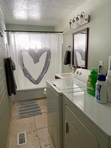 Building Photo - 1436 S Roberta St