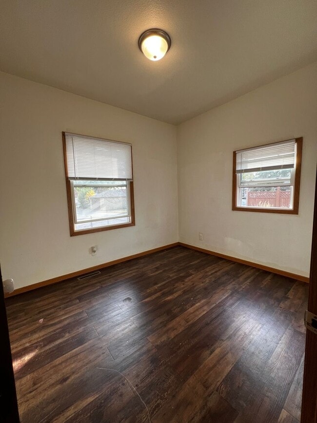 Building Photo - 4 Bedroom 2 Bathroom