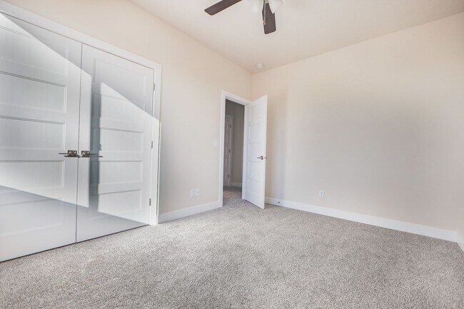 Building Photo - Crimson Park Town Home.