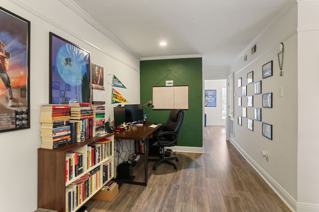 Building Photo - Gated Condo steps from Maple Street & St C...