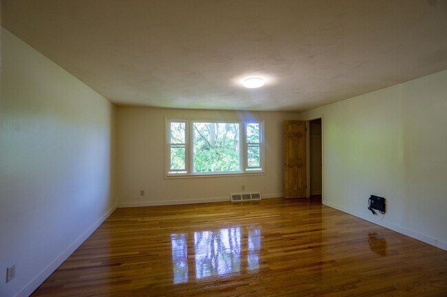 Building Photo - Available 06/01/2026 Newly Renovated 2nd F...