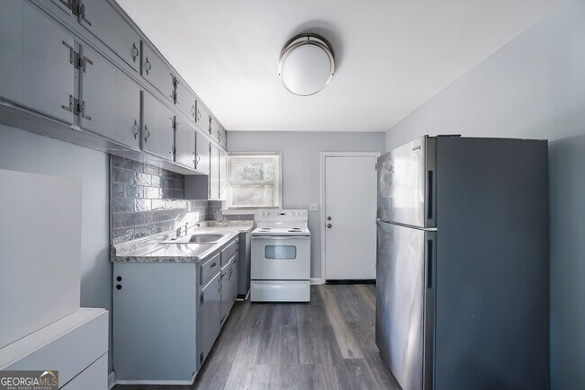 Building Photo - 147 Burnside St