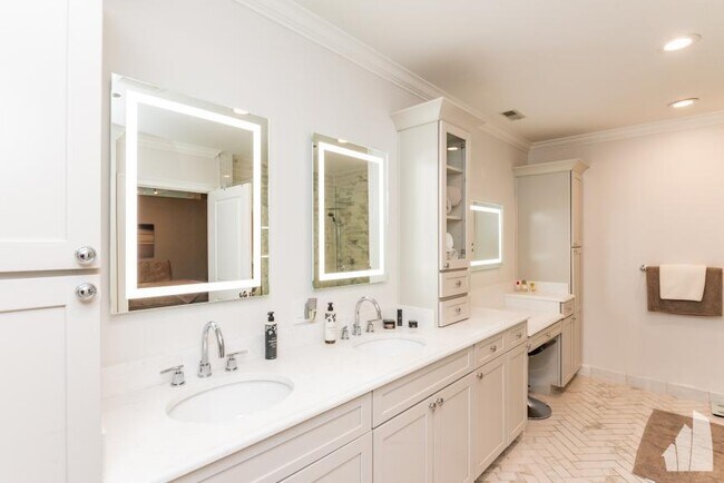 Building Photo - 2 bedroom in Chicago IL 60607