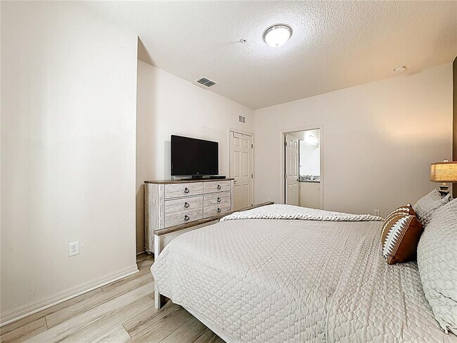 Building Photo - 8986 Shine Dr