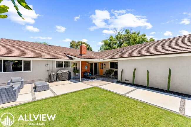 Building Photo - Exquisite 4 Bed 2.5 Bath Home in Orange!