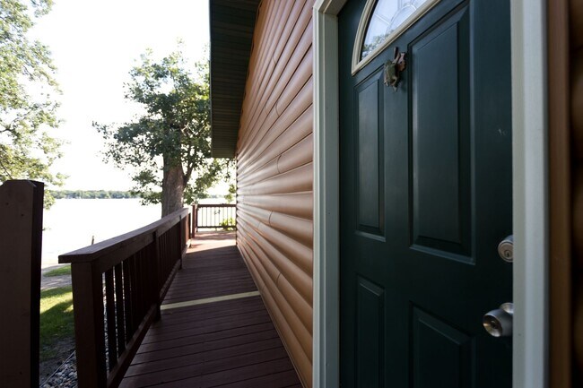 Building Photo - Furnished 2 Bedroom Home for Rent on Lake ...