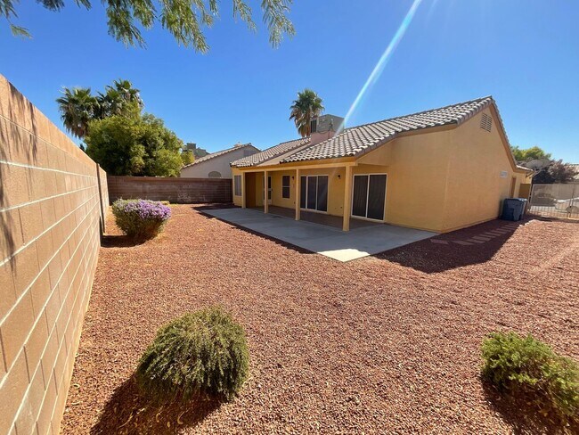 Building Photo - Great 1 story home, 3brs, 2bth, 2cg, RV Gate