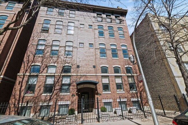Building Photo - 922 W Dakin St