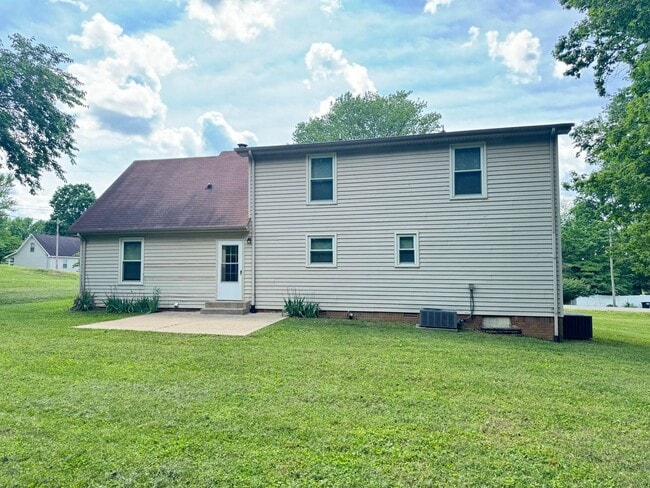 Building Photo - Exit 8! Rossview School. 4 Bed/2 Bath over 1700 Sq.ft!