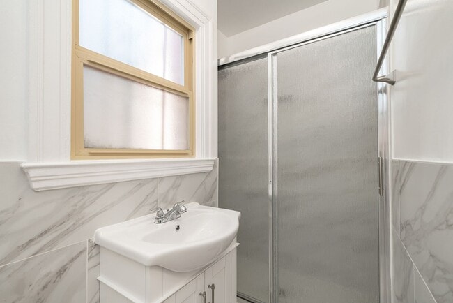 Building Photo - Spacious Two Story Albany Home Two Blocks ...