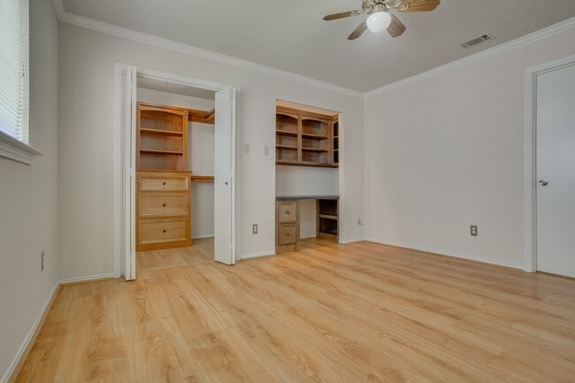 Building Photo - 9805 Briar Ridge Dr