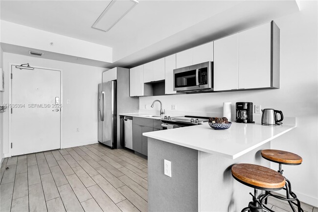 Building Photo - 321 NE 26th St