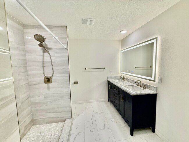 Building Photo - 949 SW Fisherman Ave