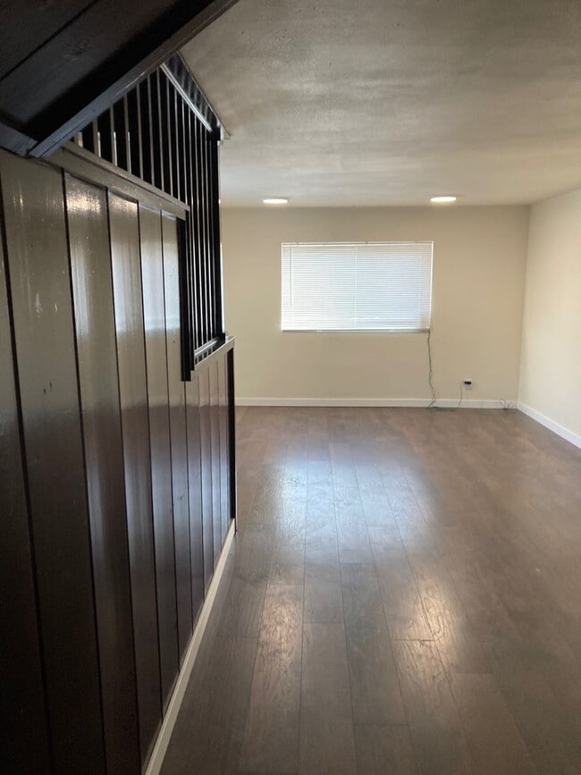 Building Photo - Spacious Multi-Level Apartment in the Hear...