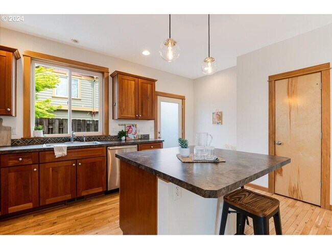 Building Photo - Charming 3-Bed, 2.5-Bath Townhome with Private Patio, Open Floor Plan, and Prime King Neighborhoo...