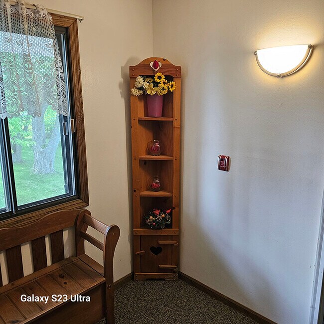 Building Photo - 1224 E Decorah Rd