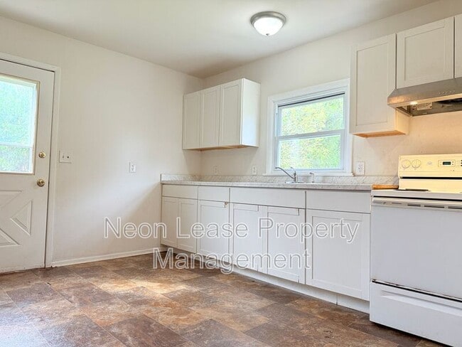 Building Photo - 745 Clarence St