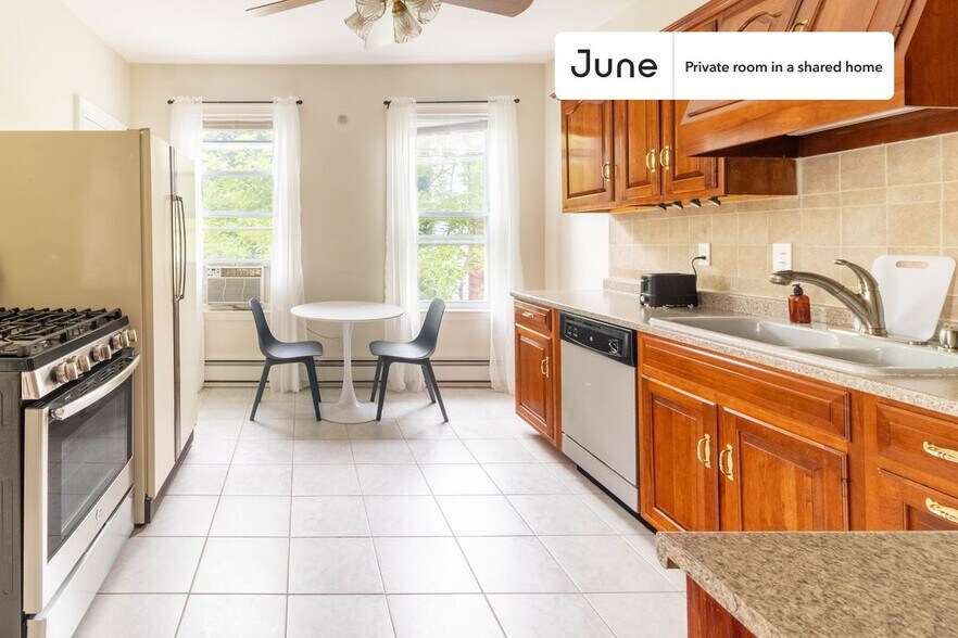 Building Photo - Room in Shared 3 bed/1 bath home