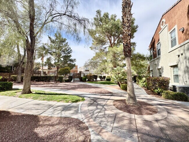 Building Photo - Beautifully Updated Downstairs 3-Bedroom, ...