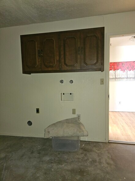 Washer dryer connections in garage - 1556 Common Dr